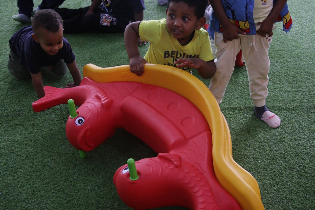 ልጅዎ የመጀመሪያውን ቀን በቀላሉ እንዲለምድ ምን ማድረግ አለብን?